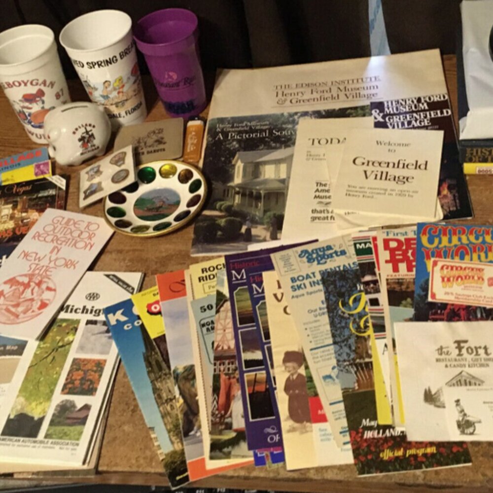 HUGE LOT OF TOURISM GUIDES SOUVENIRS WISCONSIN DELLS TOMMY BART HOLLAND MICHIGAN